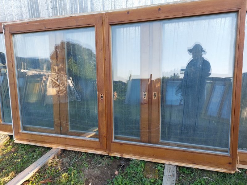 Hőszigetelt bukó-nyíló és fix 226 x 134 fa ablak képen látható állapotba bal oldalt bukó-nyíló a jobb fix.A fix rész levágható. Ára;38 ezer ft.