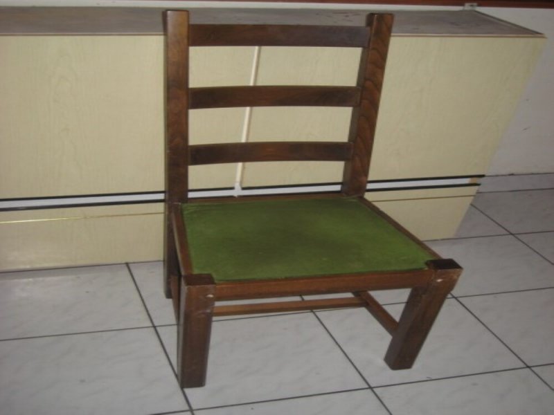Fa régi, masszív szék kárpitozott