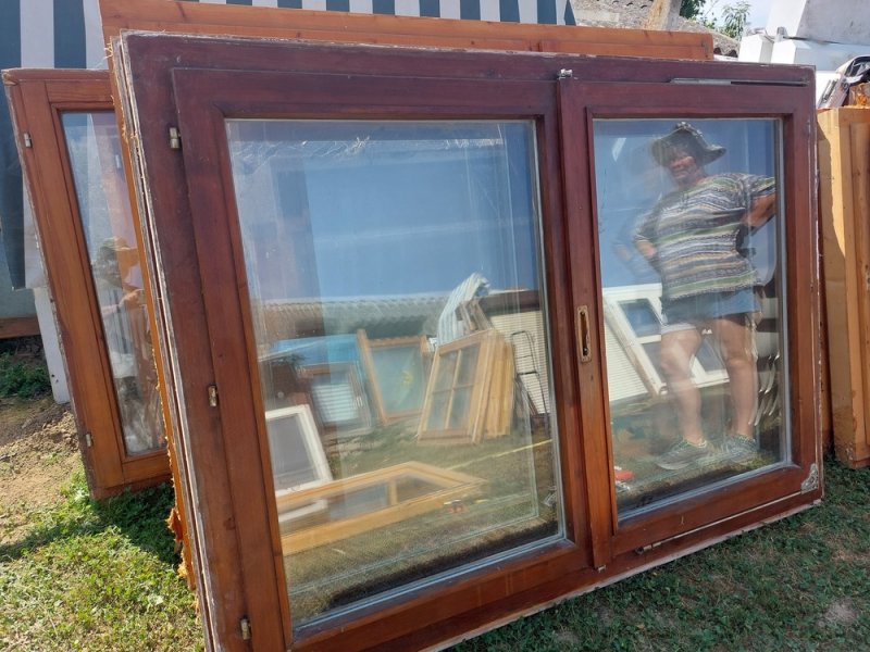 Egyben is eladó 127 x 172 bukó-nyíló 2 réteg,üveges fa ablak a képen látható állapotban egyben 35 ezer ft/db de el is cserélem egybe ha kell.