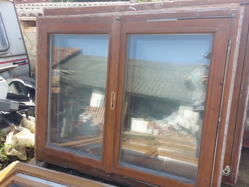 2 db bukó-nyíló 2 réteg üveg sz;147 x m;122 a képen látható állapotba fa ablak egyben is eladó 32 ezer ft/db