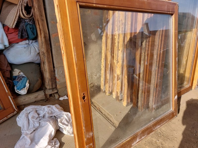 123 x 123 bukó-nyíló 2 réteg üveg hőszigetelt fa ablak kép szerinti állapot 30 ezer ft csere is.