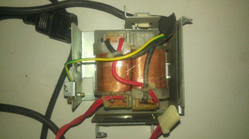 Yn 86064 AC adapter 18V tesztelt