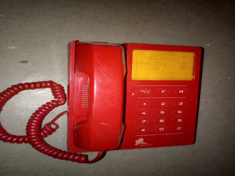 Retro piros vezetékes telefon
