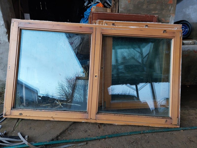 Fa ablak tok osztó  nélküli hőszigetelt üveges 2 réteg bukó-nyiló 214 x 120 a kép szerinti állapotba 30 ezer ft .Esetleg csere is.