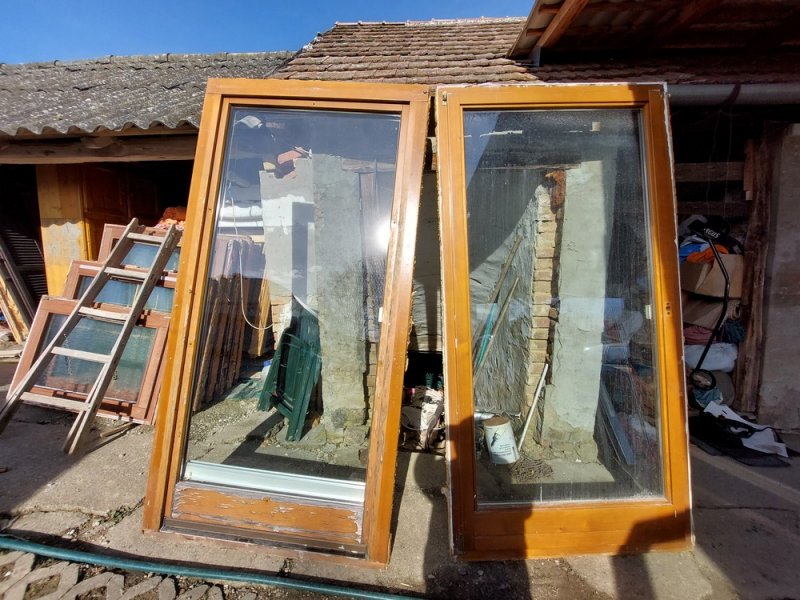 Egyben is 3 db fa hőszigetelt bukó-nyiló erkély ajtó belső kilincses 113 x 223 cm képen látható jó állapotba 2 réteg üveggel eladó-elcserélhető.Egyben történő vételnél 38 ezer ft/db.
