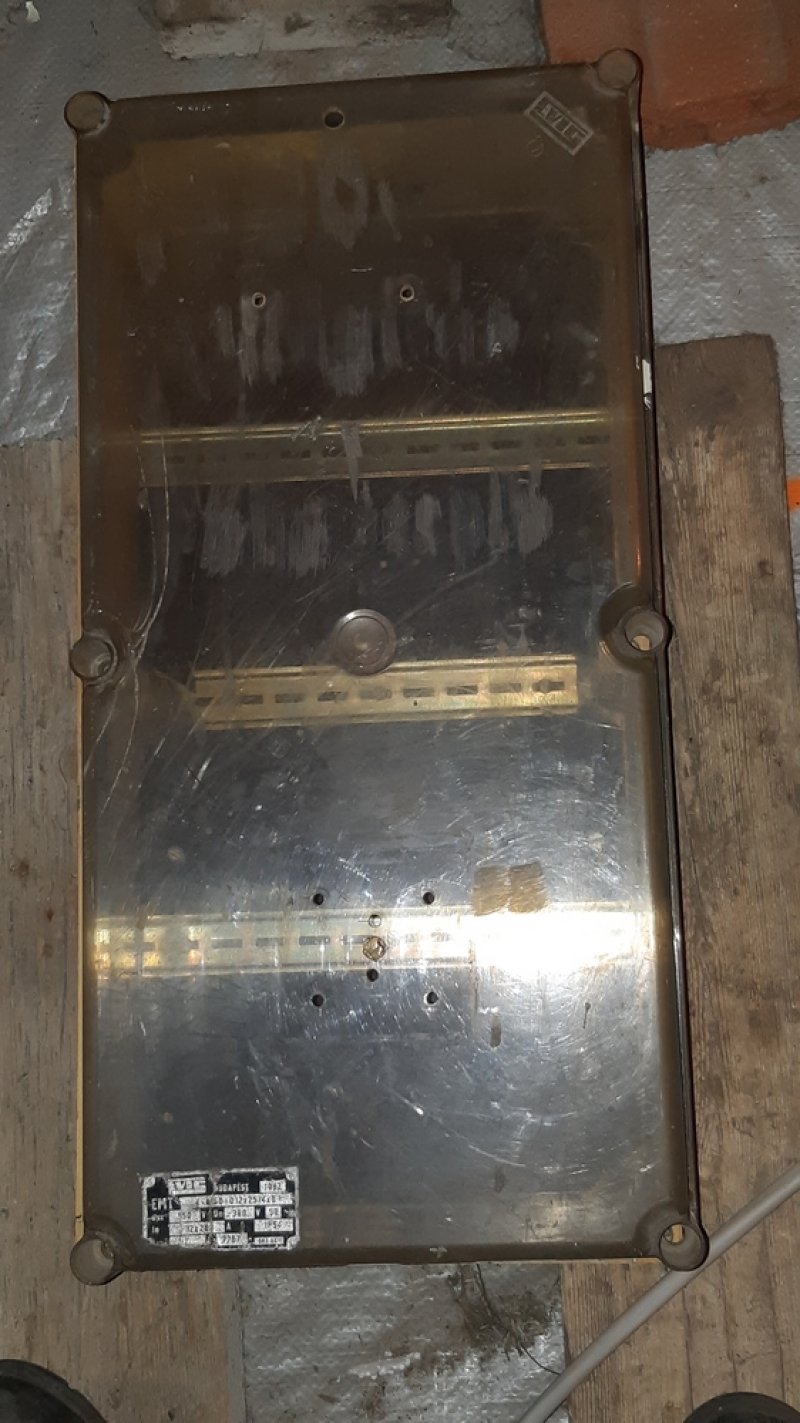 Evig régi villanyóra szekrény doboz 30x60cm magas