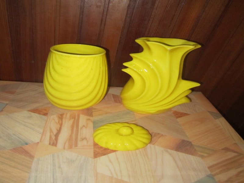 2 db sárga zománcos váza egyben