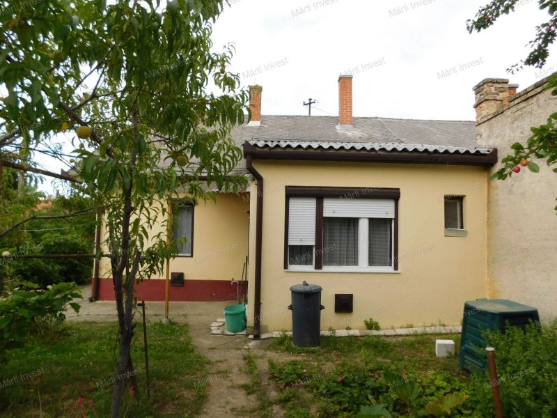 Veszprémben lakás áráért eladó egy ikerház, jó méretű telekkel