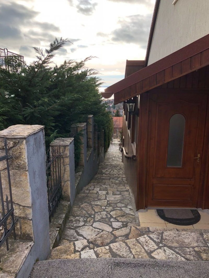 Balatonalmádi domboldalán, 145nm-es, kiváló panorámájú ikerház eladó