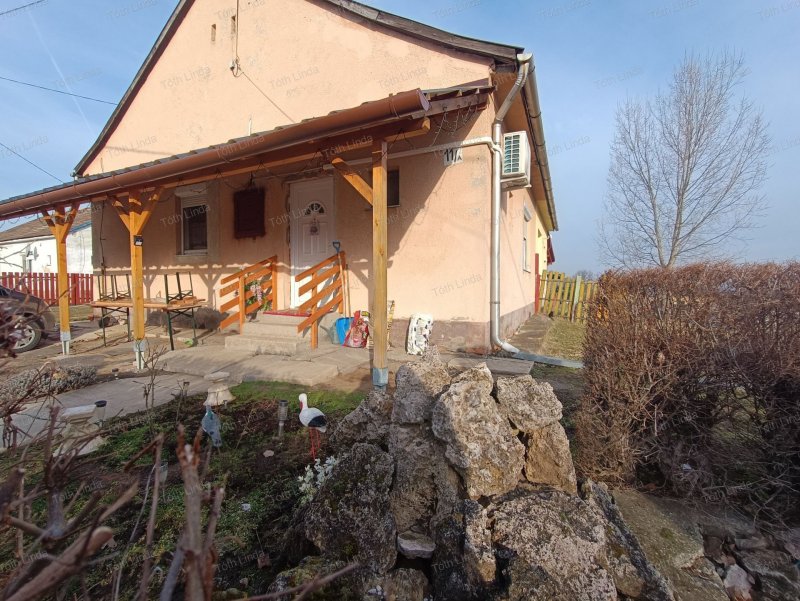 Kis családi ház, nagy telekkel Dad- Szákszend közelében eladó