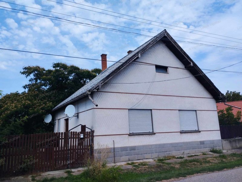 Törökszentmiklóson 3 szobás téglából épült családi ház eladó