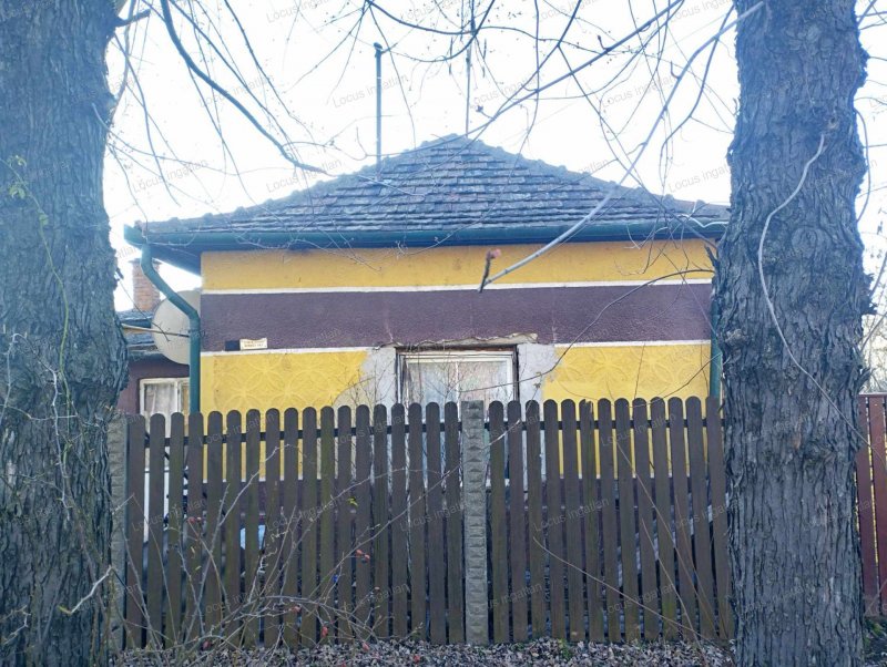 Törökszentmiklós alvég részén felújítandó kis családi ház eladó