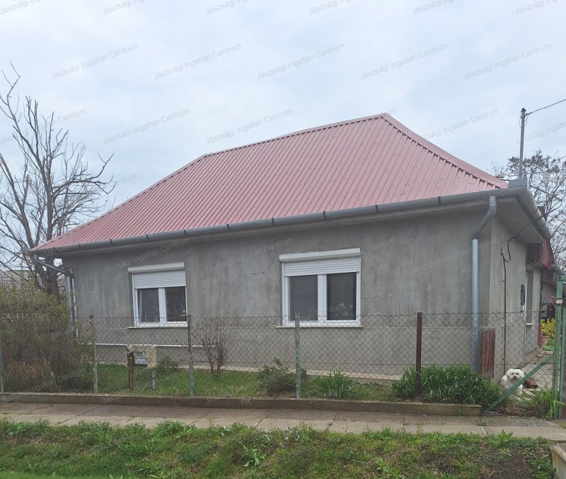 Eladó Jánoshida központjában részben felújított családi ház