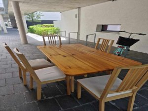 Fenyő asztal lapos étkező asztal 5 székkel szép állapotban eladó esetleg el is cserélhető.Az asztal 148 x 79 cm 77 magas.Ár;45 ezer  ft.