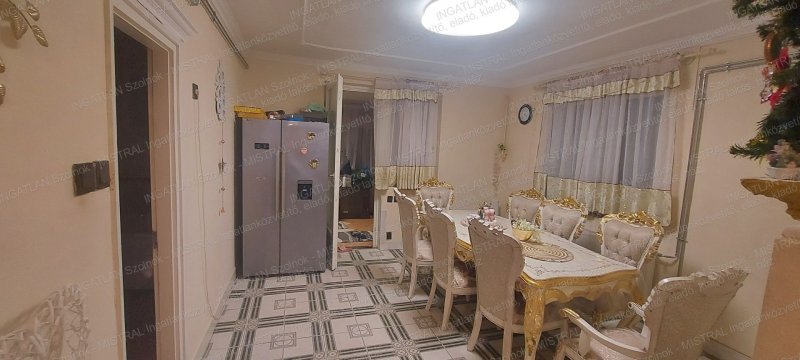 Szolnokon a Széchenyi lakótelepen eladó egy 135 m2-es 5 szobás ikerház !