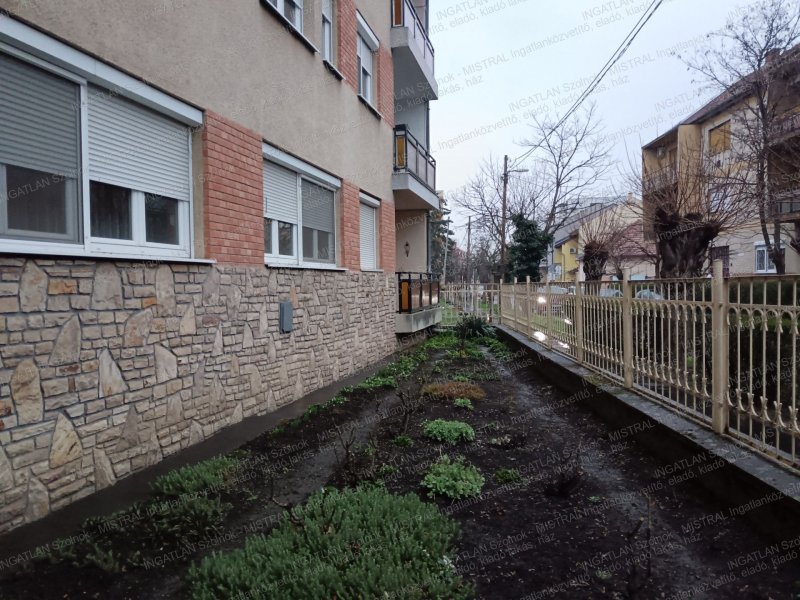 Eladó Szolnok belvárosában 2 szobás lakás