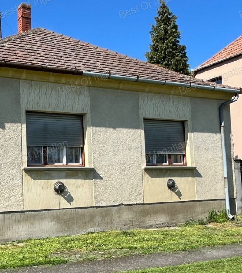 Győrsövényházán, 2 szobás, felújítandó családi ház, gondozott udvarral eladó!