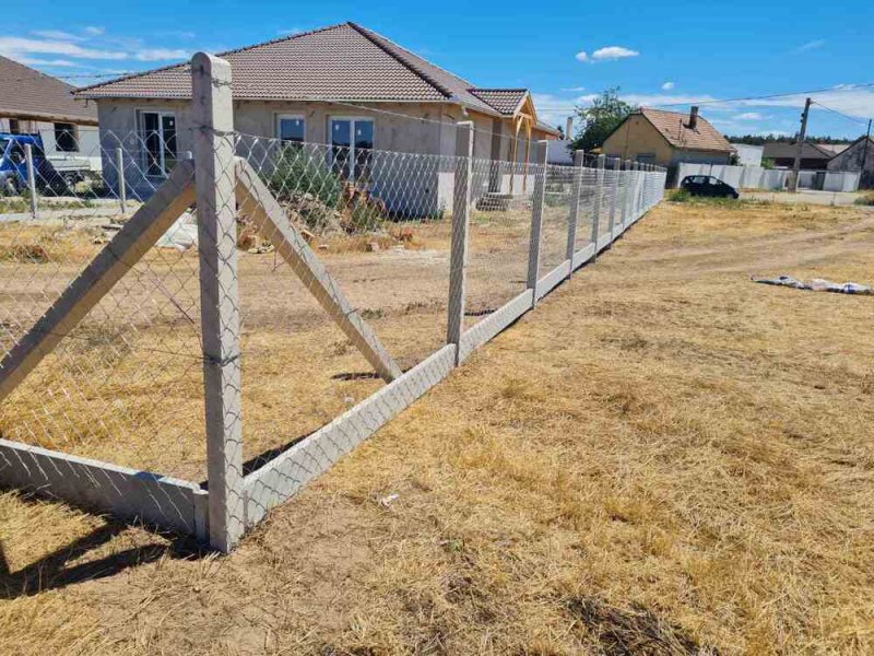 Kerítés építés, kivitelezés. drótfonat vadháló oszlop kapu