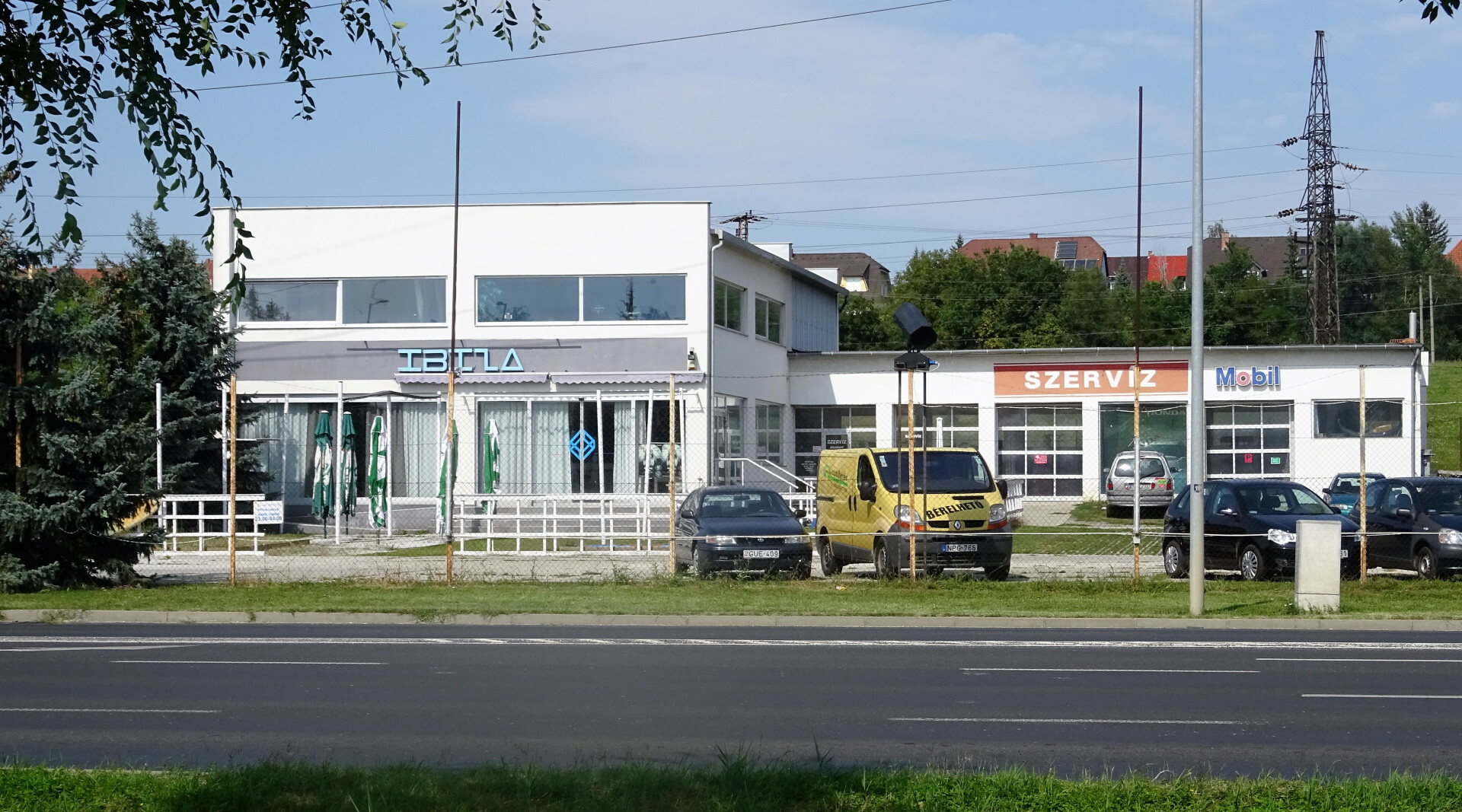 Váci u. közelében vendéglátóra is alkalmas nagy üvegportálos üzlet