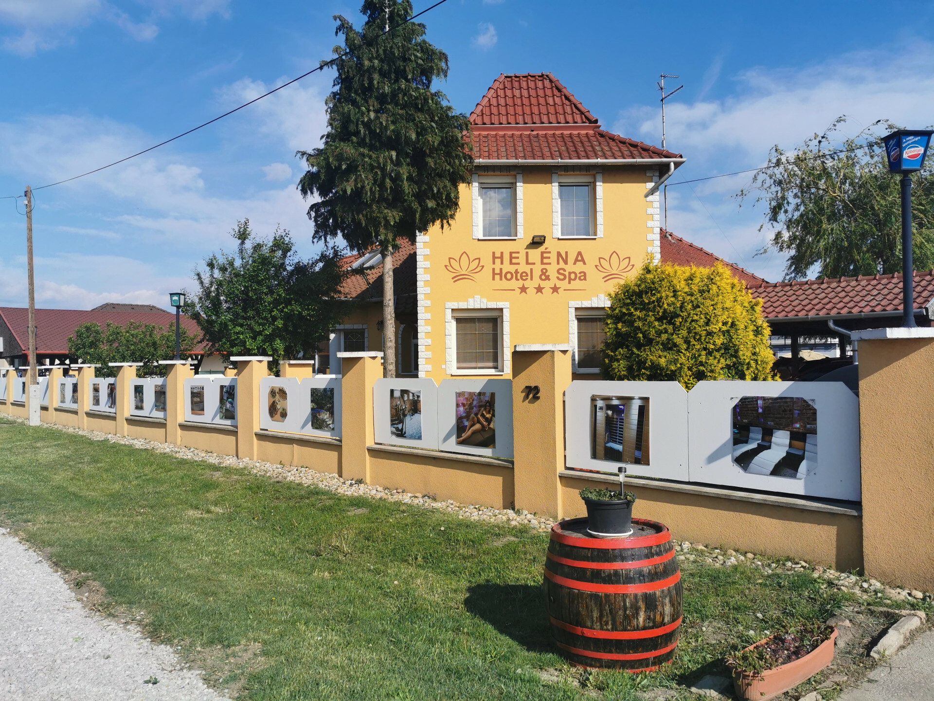  30 éve működő szálló, faházakkal a Balatonnál