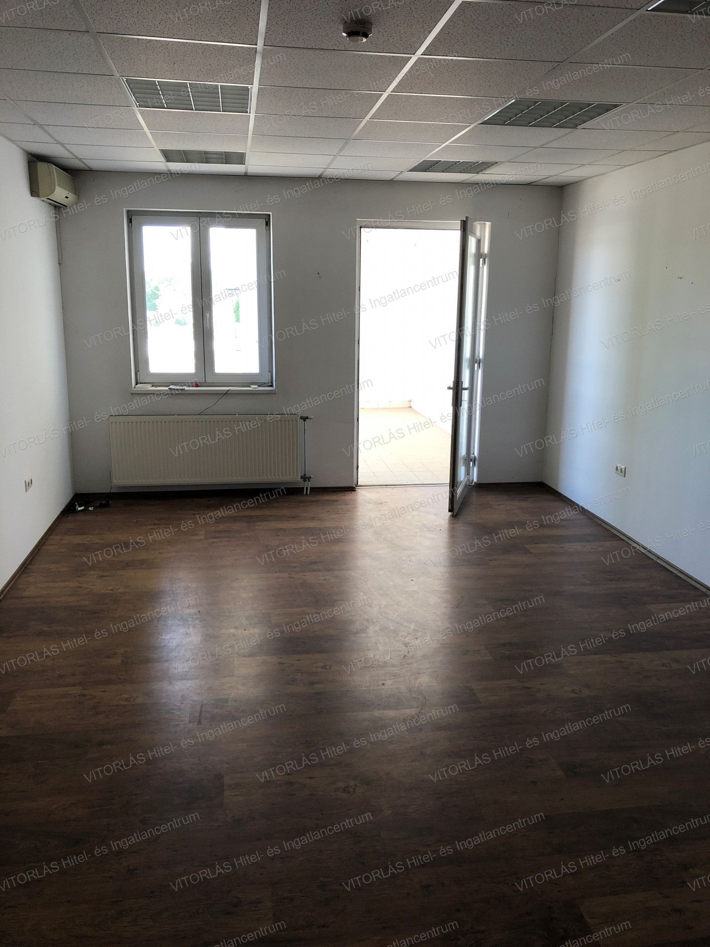 Jászberény bevásárló övezetében 289 nm-es újépítésű iroda kiszolgáló helyiségekkel eladó