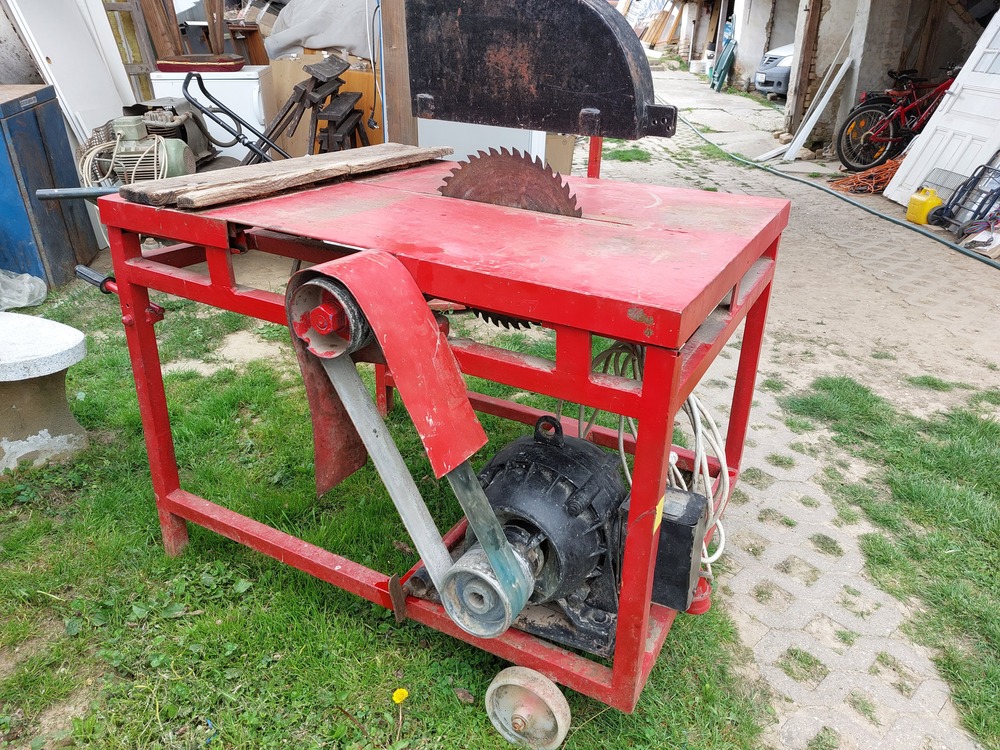 Nagy masszív nehéz körfűrész az asztal csapágyon mozog 380 voltos 4 kw-motor 1400 ford, asztal lap 86 x 115 cm magasság 86 cm. A tárcsalap acél 38 cm (nem betétes) egy élezés ráfér de szépen fut a képen látható állapotba. Keréken gurul 2 fogantyú lapos szíjas hajtás 40 x 40 zárt szelvény váz. Nálam kipróbálható tesztelhető ára 95 ezer ft esetleg csere is érdekelhet.
