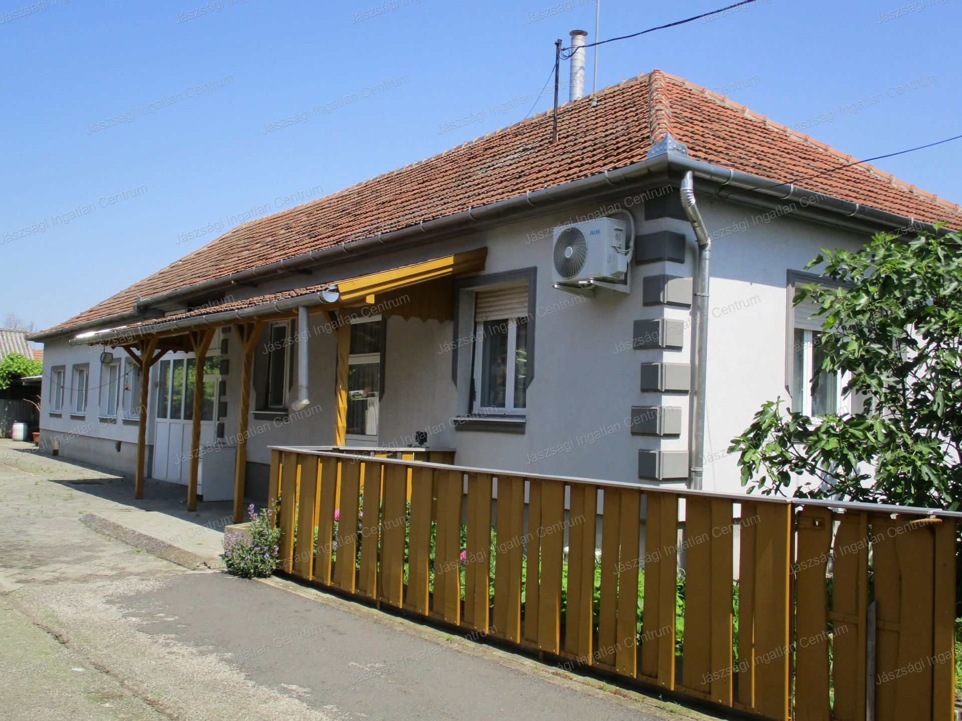 Több szintes családi ház a Balaton és a vasút között Zamárdiban eladó!