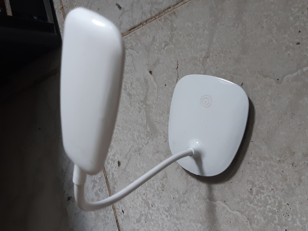 Rugalmas karú LED asztali lámpa működő