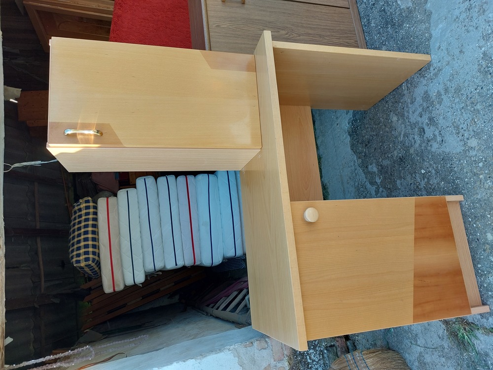 Író asztal kis szekrénnyel a képen látható állapotba eladó 20 ezer ft. Asztal 100 x 49 x 71.Szekrény;36 x 34 x 67 cm.