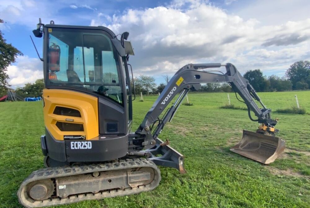 Volvo ECR25D mini kotró forgatógombbal és számos tartozékkal