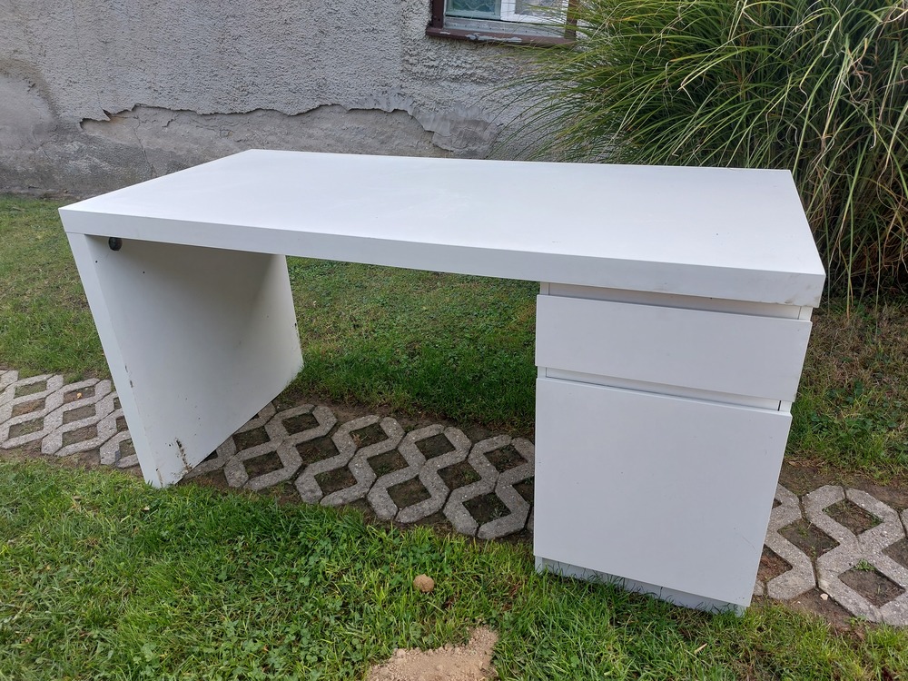 Fehér író-számítógép asztal a képen látható állapotba fiókos-polcos lapra szerelhető méret asztal lap 64 x 140 cm 73 cm magas.Ár;15 ezer ft vagy el is cserélem.