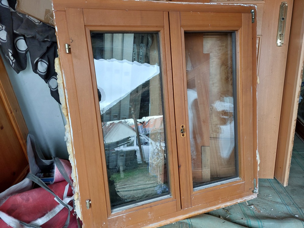 Hőszigetelt fa bukó-nyiló ablak 1 db sz;98 m;108 cm kép szerinti jó állapotba eladó esetleg csere is.Ár;45 ezer ft.