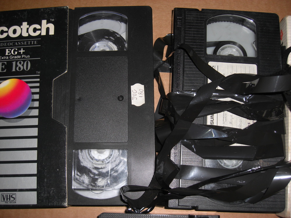 Begyűrt,szakadt,penészes szalagú VHS,VHS-C videókazetták mentése DVD lemezre,pendrive-ra Debrecenben!