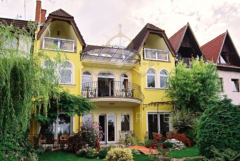 Vadaspark közelében, Budakeszin 350m2-es, 8 szobás ház KIADÓ