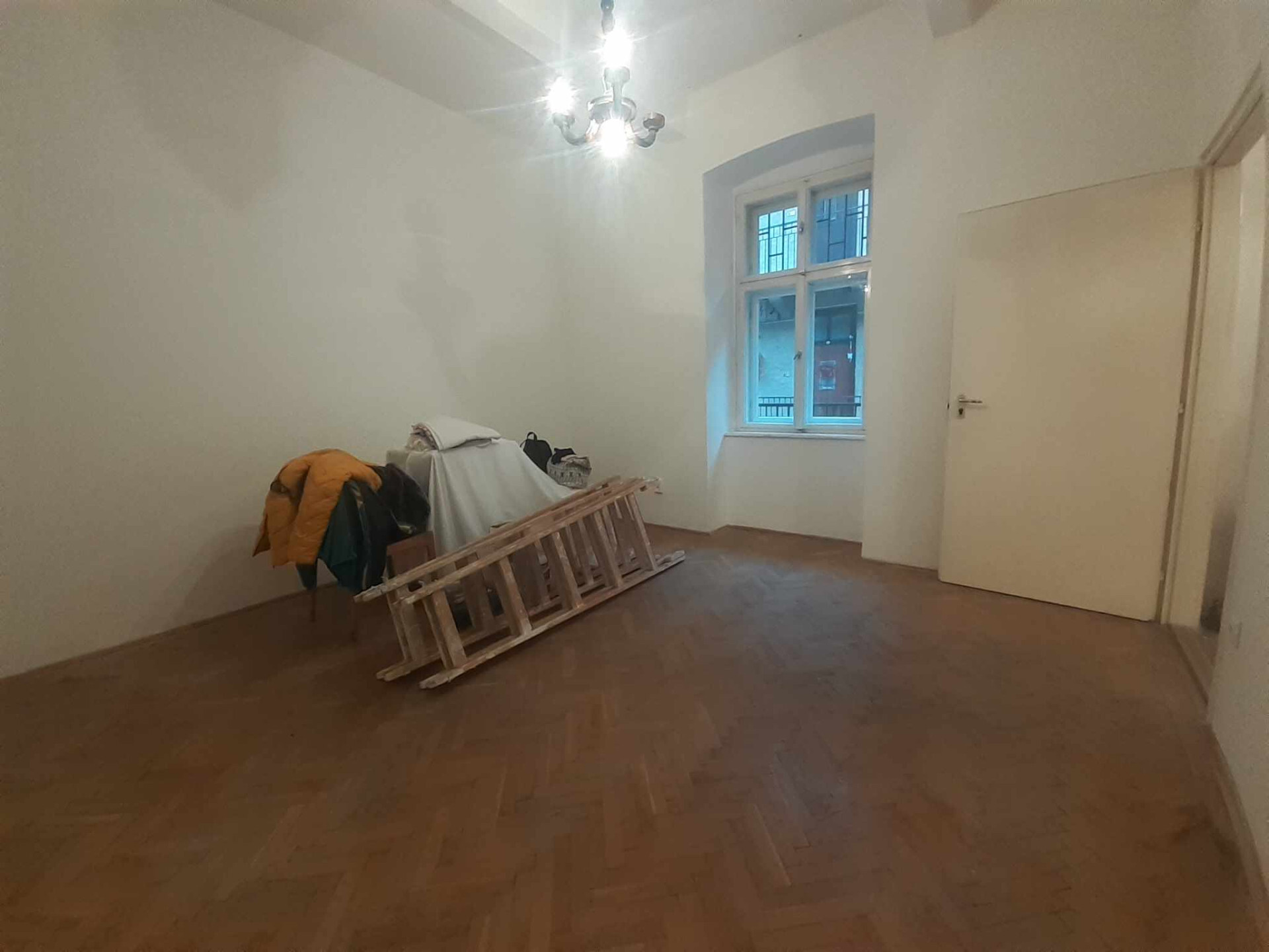 AZ ORCZY TÉR SZOMSZÉDSÁGÁBAN 66 NÉGYZETMÉTERES, JELENLEG 2 SZOBÁS, FELÚJÍTANDÓ LAKÁS ELADÓ!