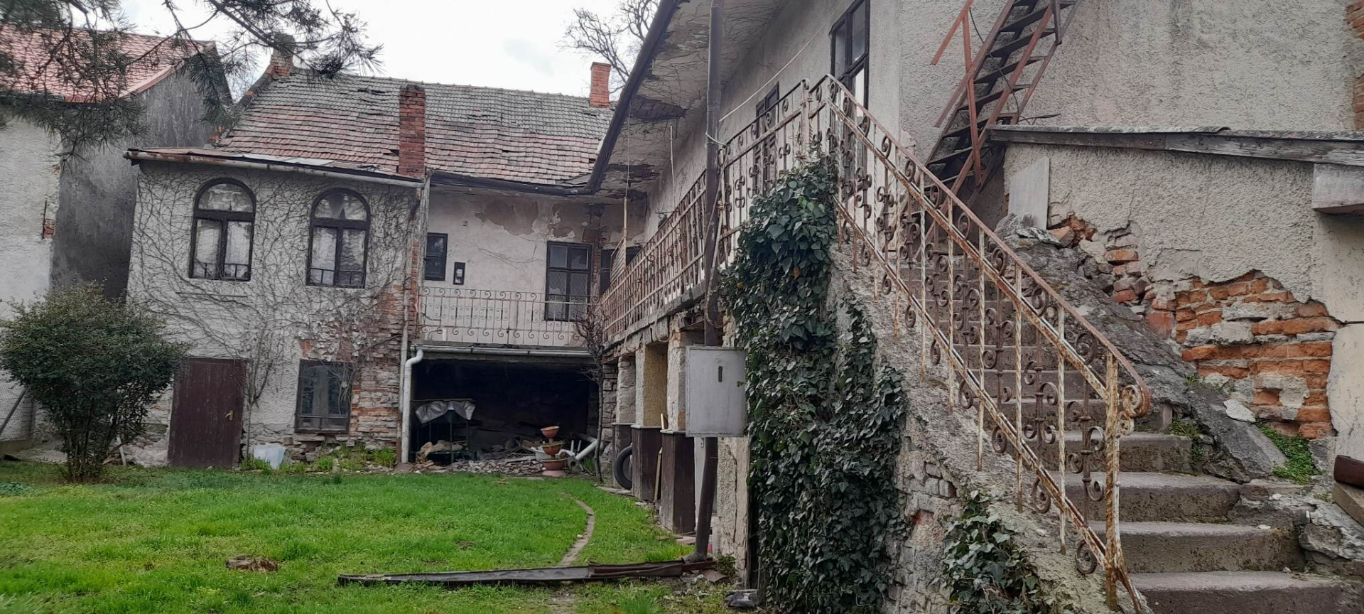 Rossz állapotban lévő de alapnak megfelelő családi ház ,eladó szuper telekkel Sátoraljaújhelyen!