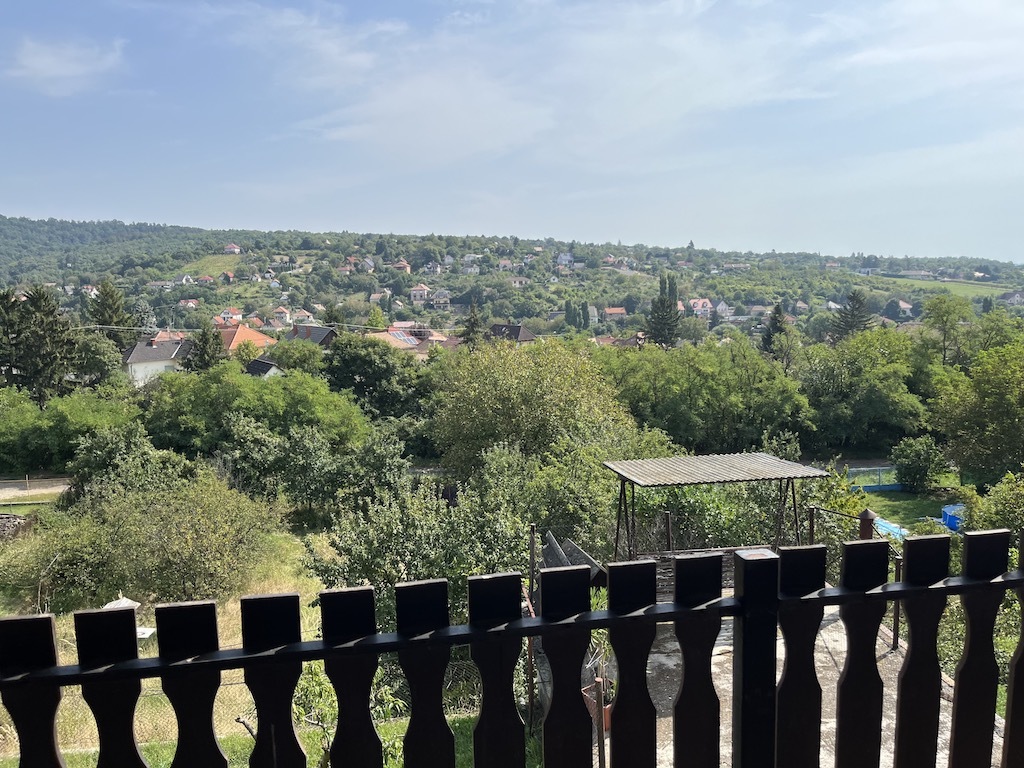 Modern kényelem és panorámás kilátás egyben!
