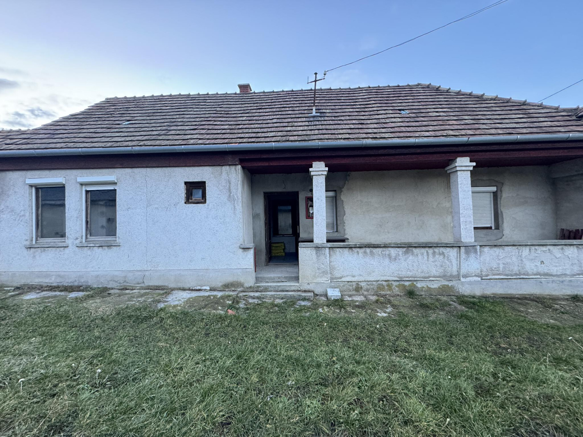 Eladó Dadon, csendes utcában egy felújítandó vályogház
