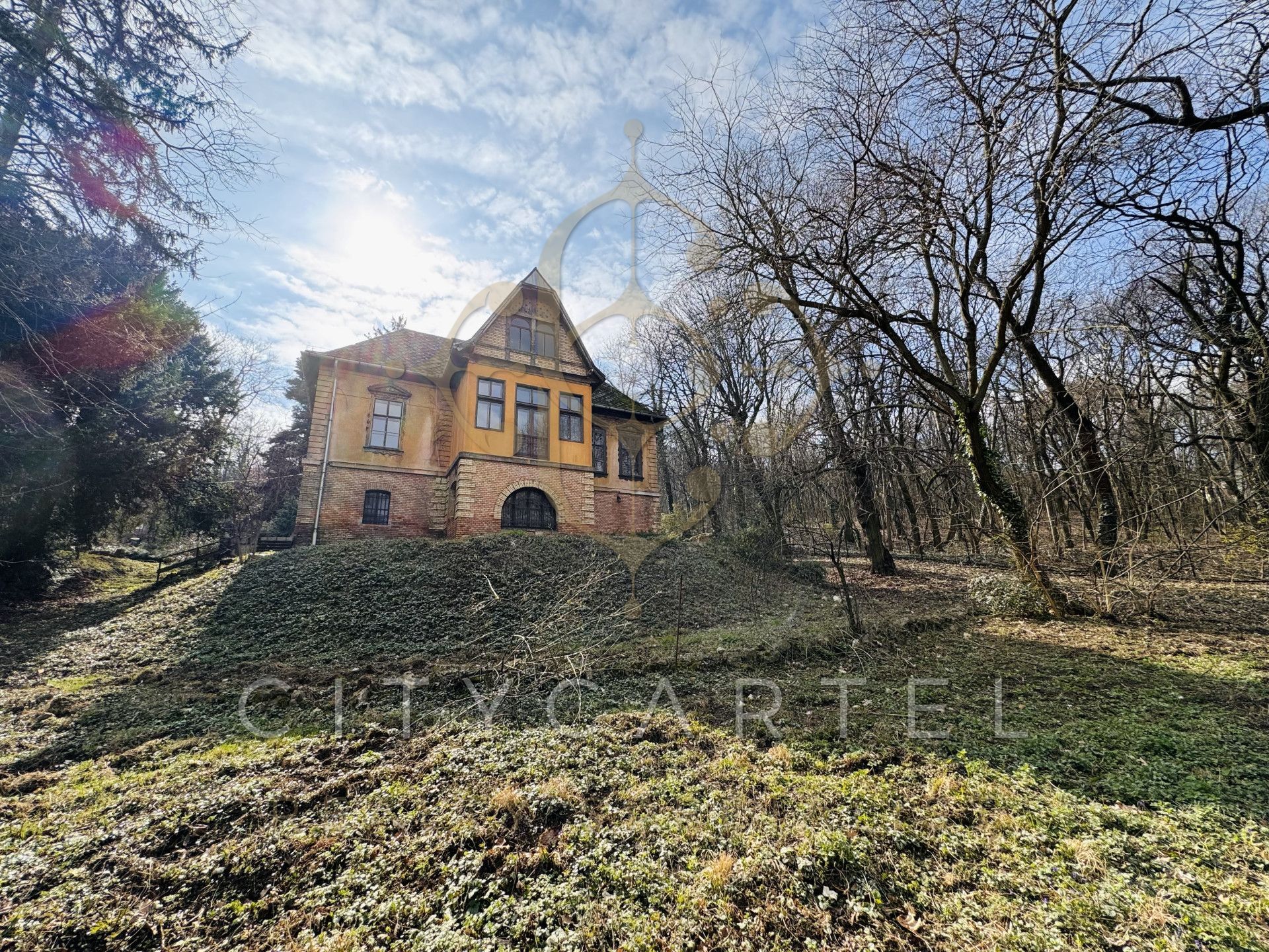 Eladó természetközeli fejlesztési lehetőség jó állapotú villával