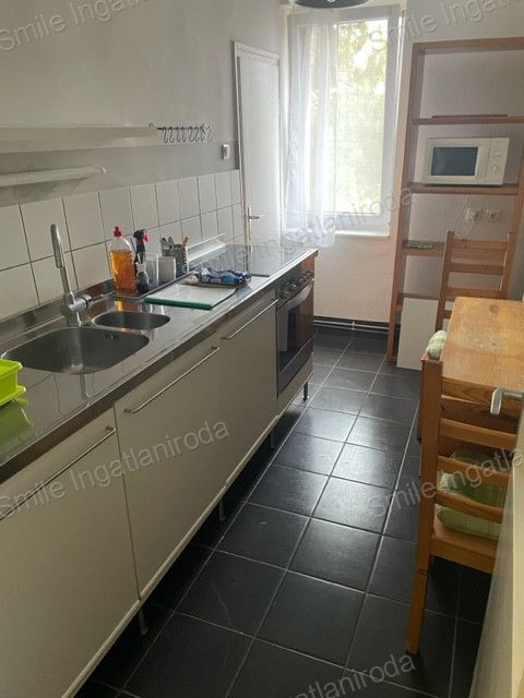 Fiatalos, Költözhető, Felújított 2+½ Szobás Lakás Erkéllyel eladó