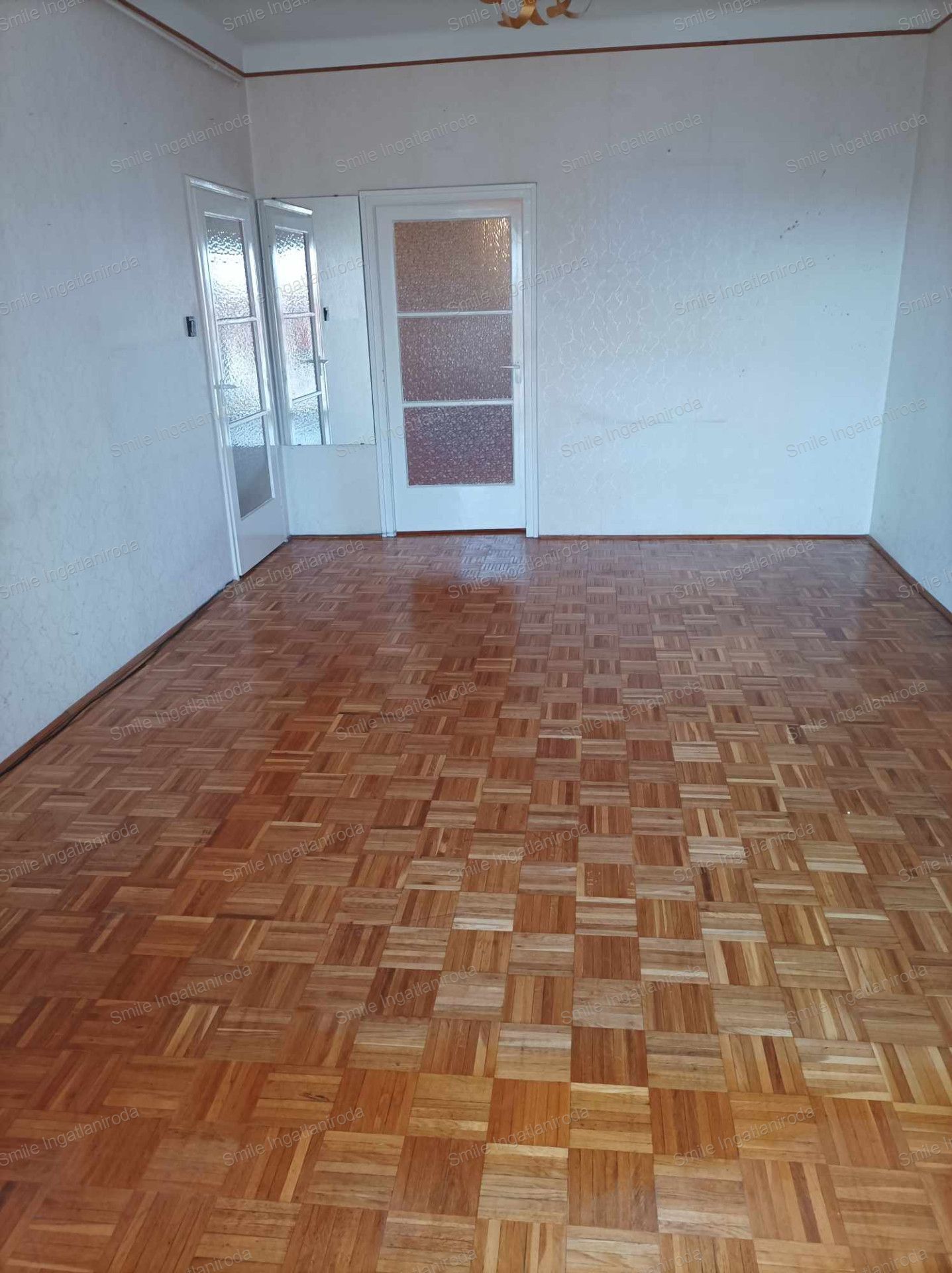 Nyíregyháza belvárosában  4.emeleti 2 szobás lakás,azonnal költözhetően elasdó.