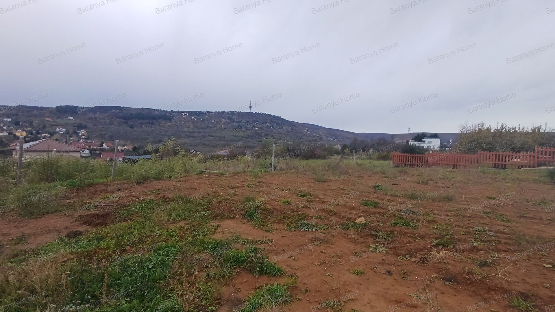 Mecseki panorámás, 30% beépíthetőséggel rendelkező építési telek eladó a Rigóderben!