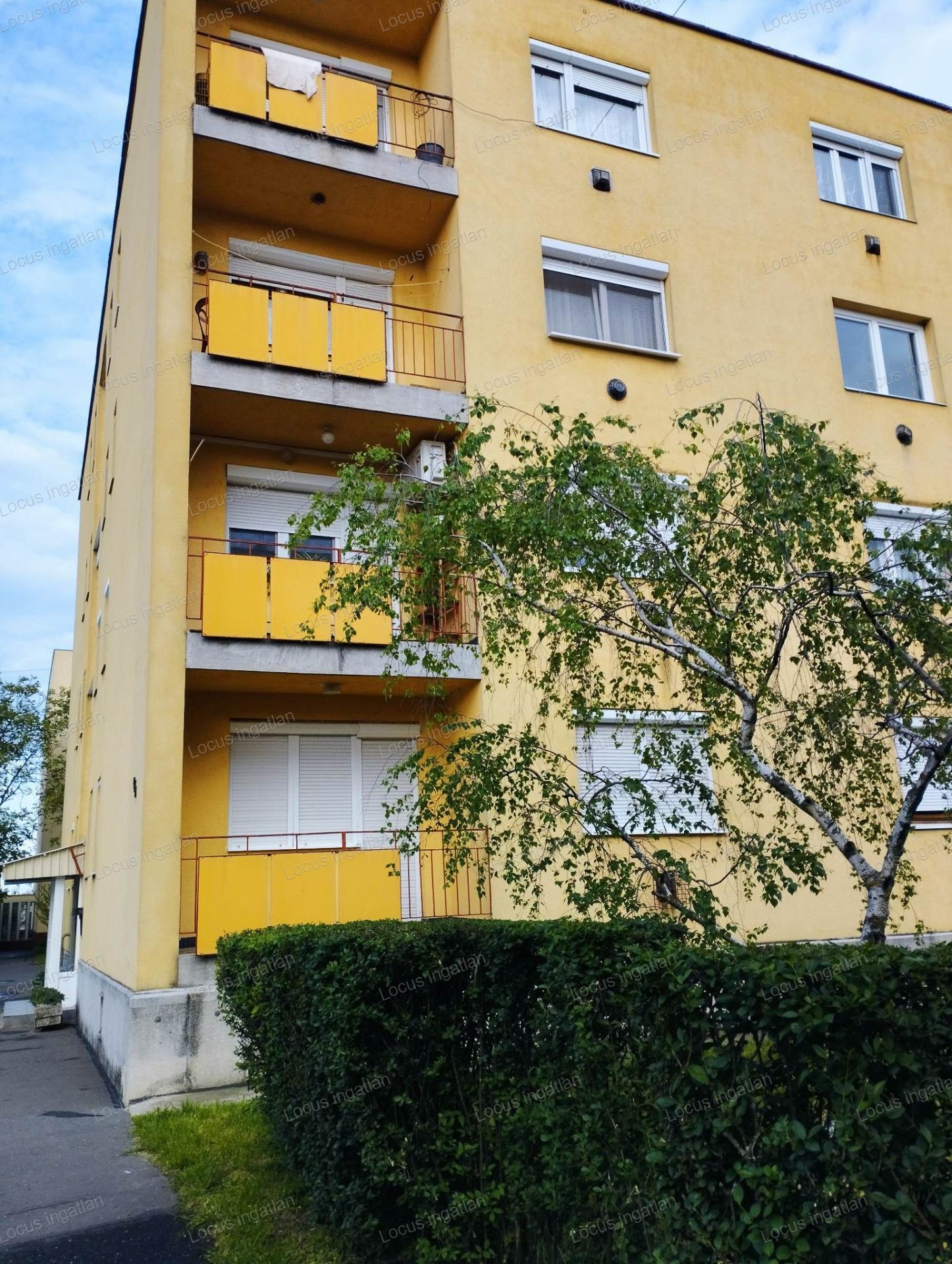 Törökszentmiklós központjában földszinti lakás és garázs eladó