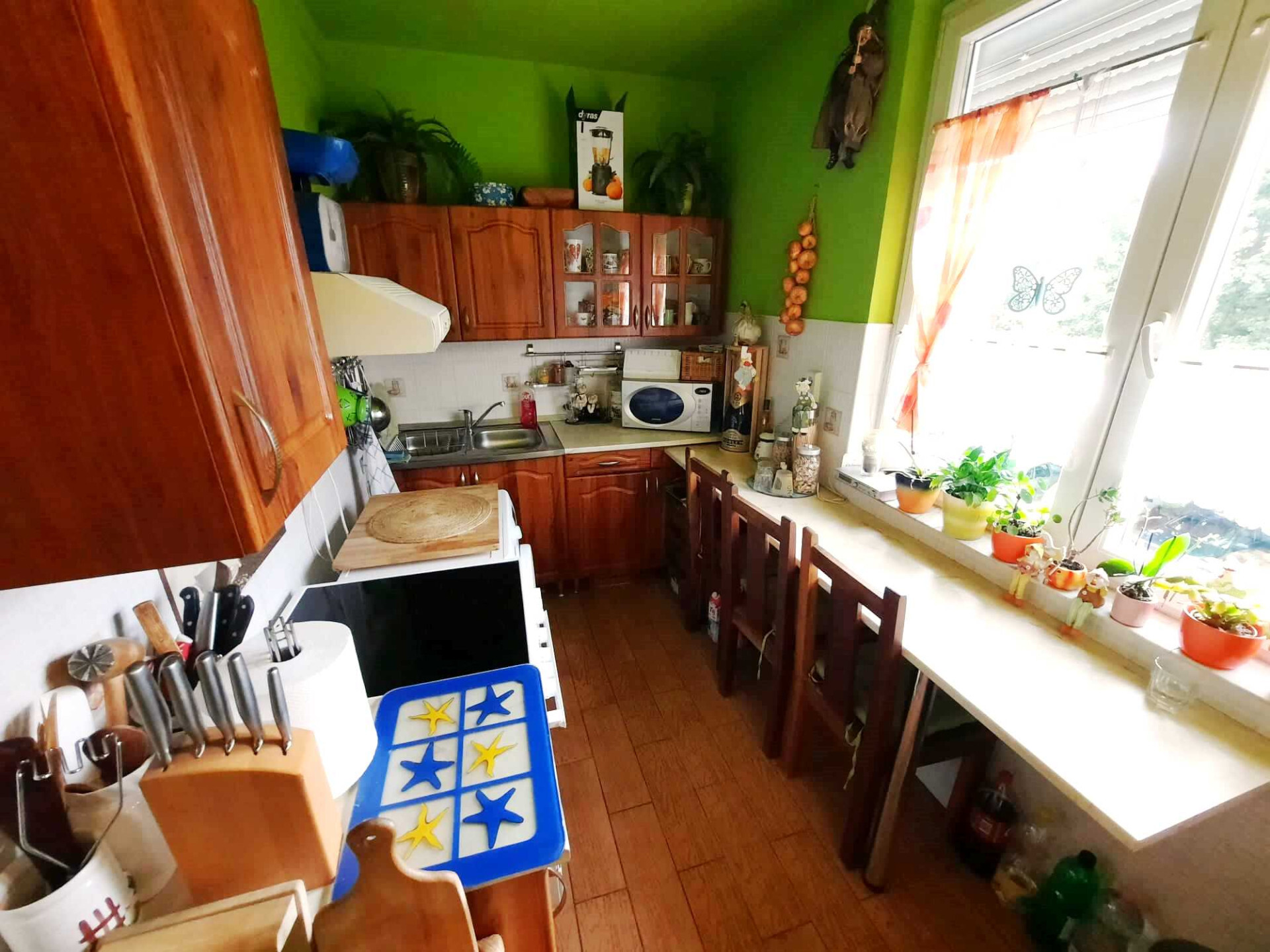 Oroszlányi négyemeletes épület első emeletén lévő, 2 szobás, társasházi lakás ELADÓ!