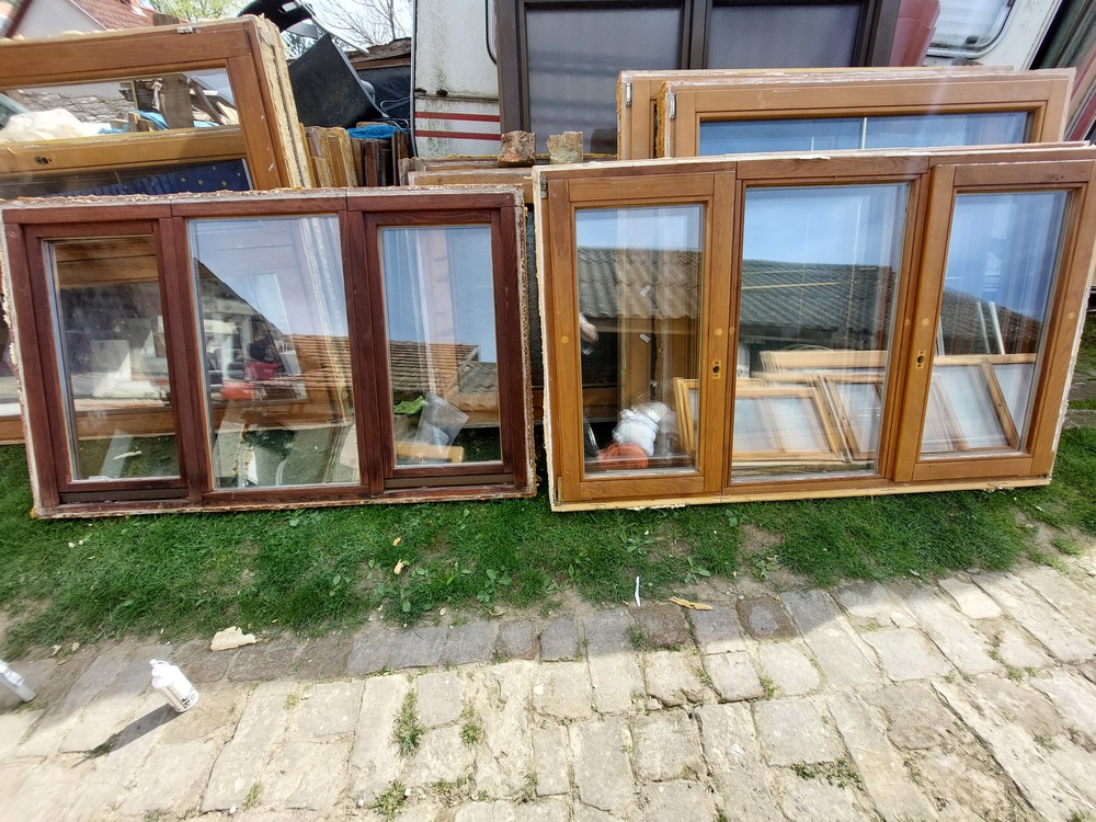 4 db fa 181 x 112 hőszig 2 réteg üveg 2 oldalt bukó-nyiló középen fix a képen látható állapotba egyben történő vételnél 45 ezer ft/db esetleg csere is.