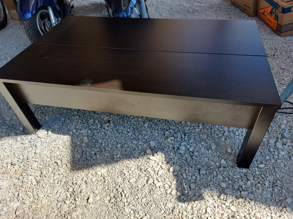 Dohányzó asztal Ikea az egyik oldal fel nyitható kép szerinti jó állapotba eladó esetleg elcserélem.Méret asztal lap 115 x 70 és 40 cm magas.Ár;20 ezer ft