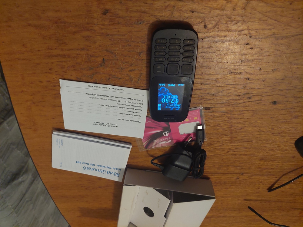 Nokia 105 telefon Dual sim,dobozában, lámpa, rádió