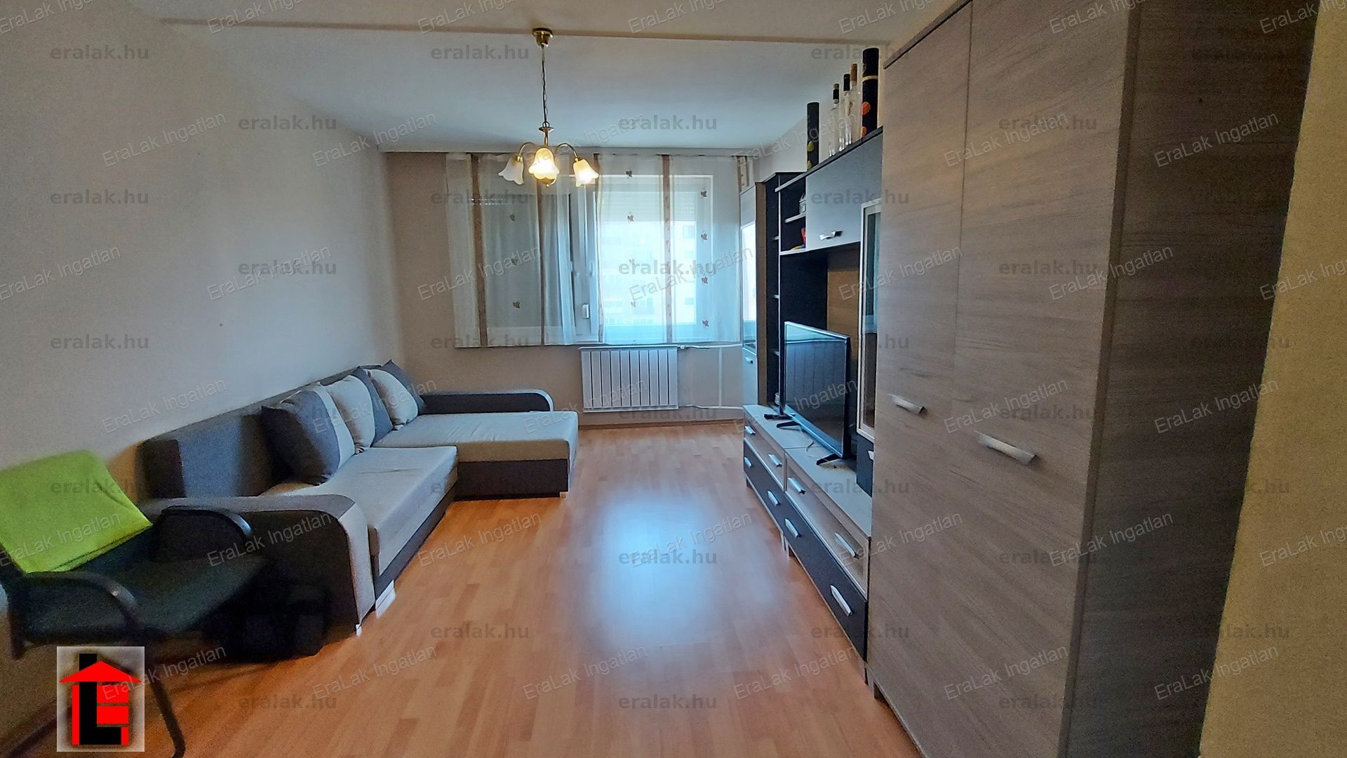 Győr-Marcalvárosi két szoba hallos társasházi lakás eladó.