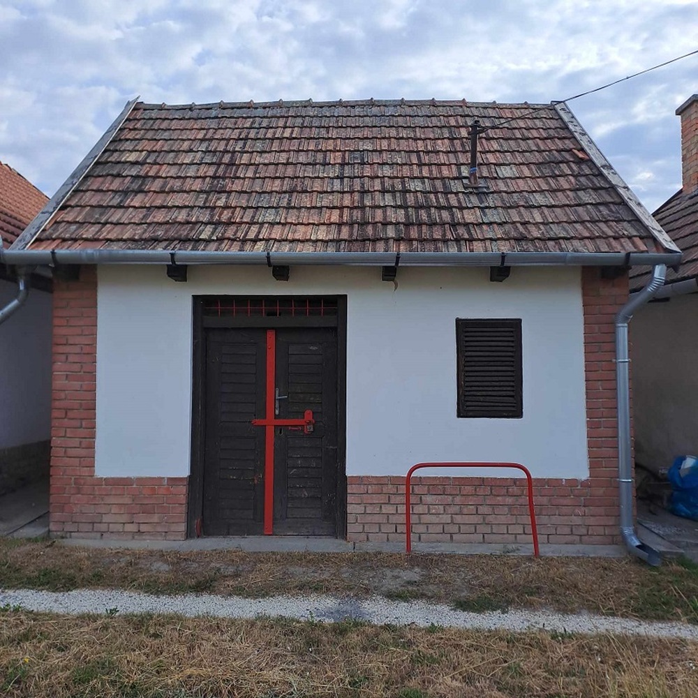 Monoron, Téglagyári dűlőben, 18 m2-es présház + téglázott gádoros borospince 100 m2-es telekkel