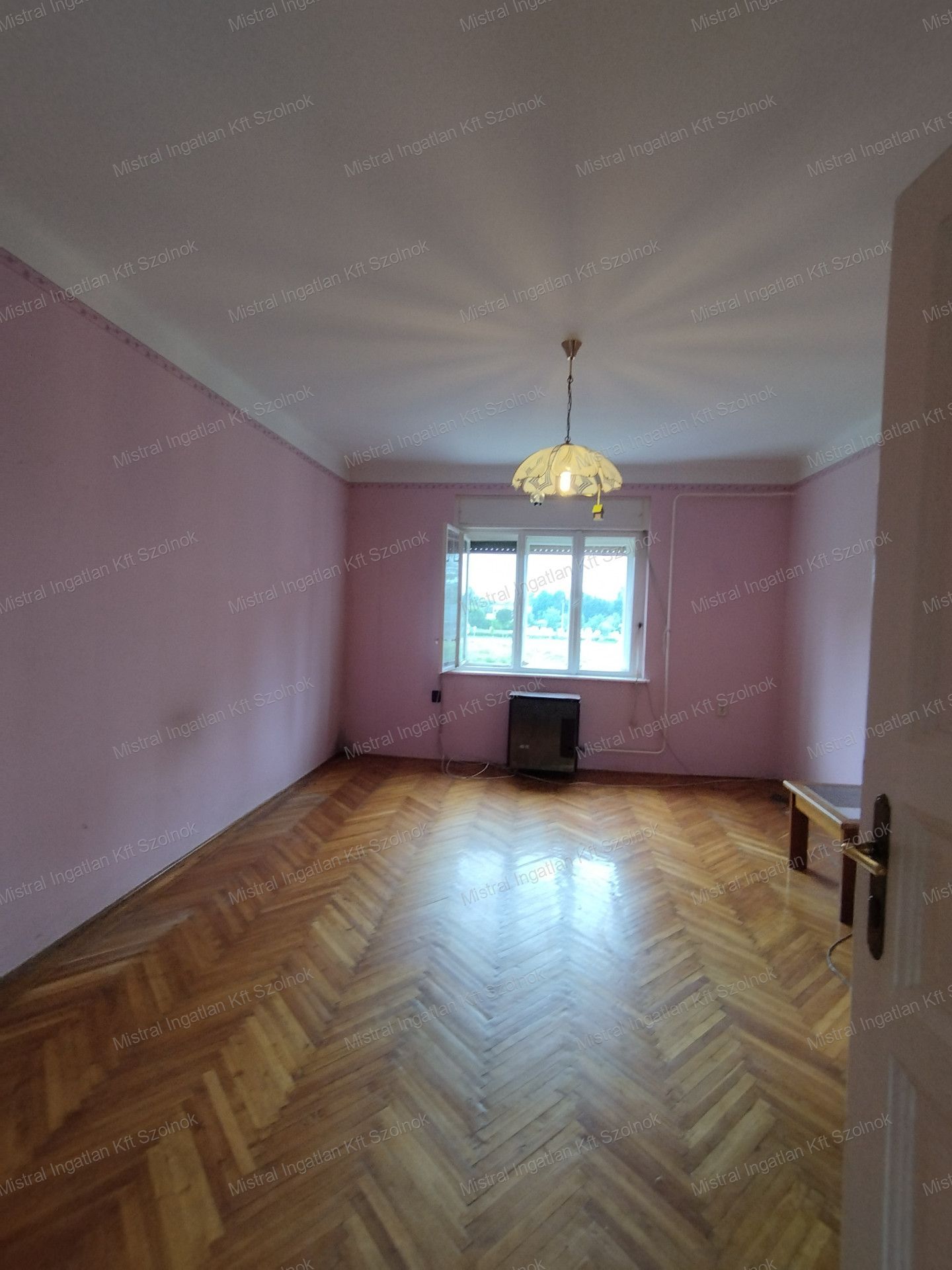 Szolnok , 67 m2-es , téglalakás eladó !
